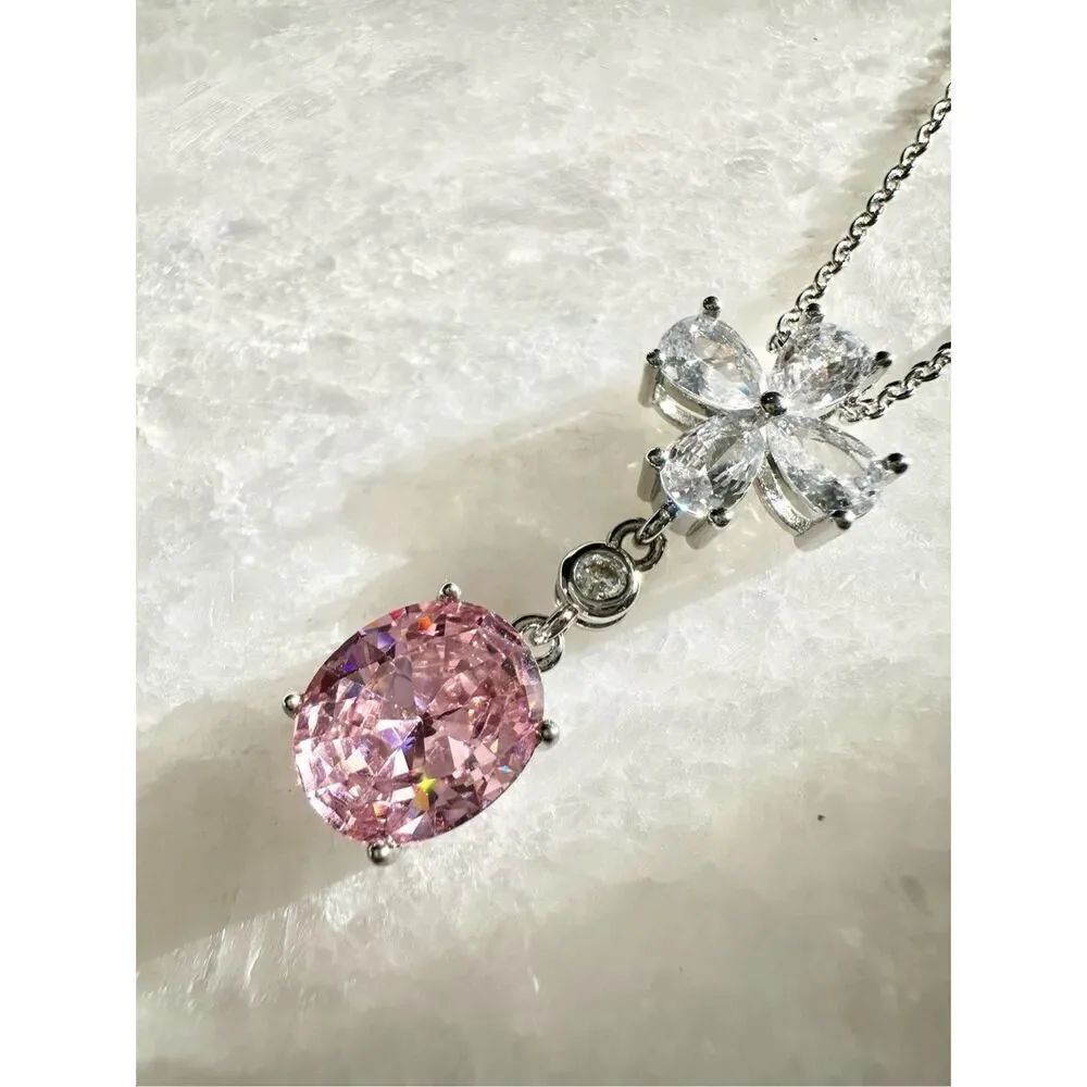 Super sparkly keep it zirconia flower pendant with oval necklace ￼